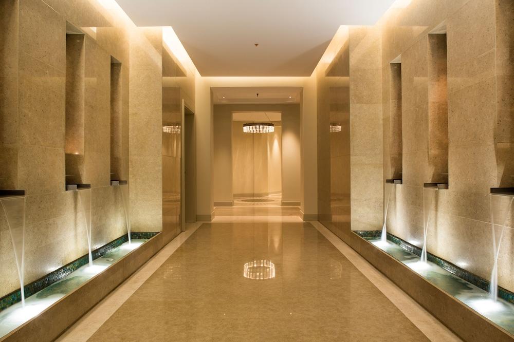 Four Seasons Hotel Riyadh Exterior photo The interior of the hotel