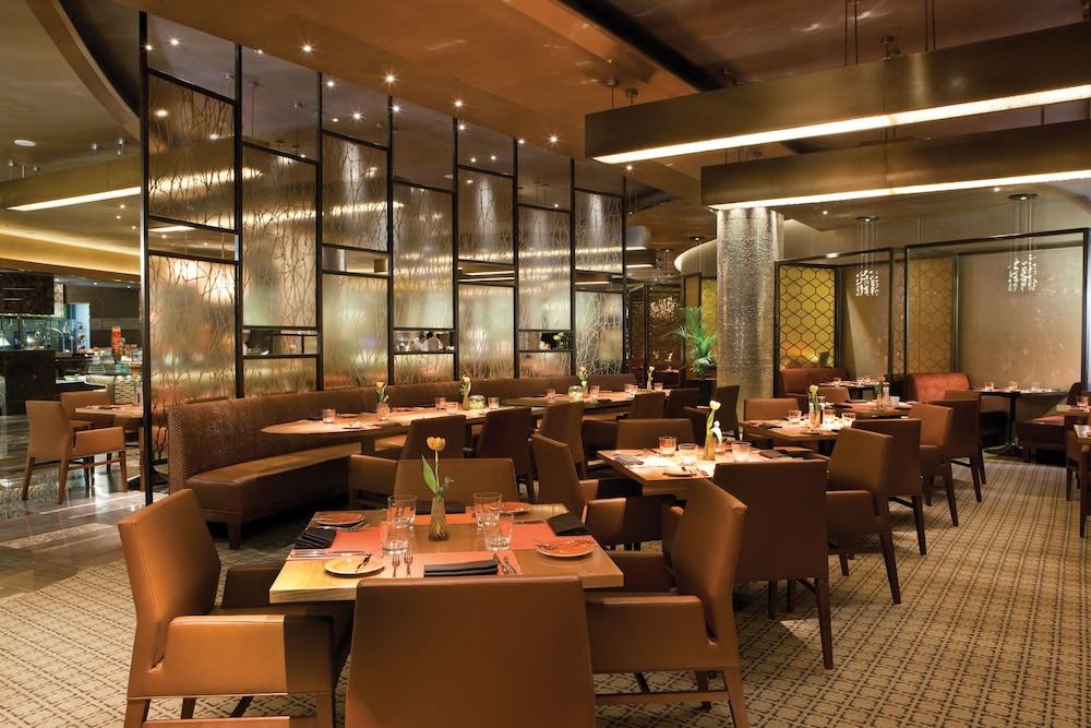Four Seasons Hotel Riyadh Exterior photo The interior of the restaurant