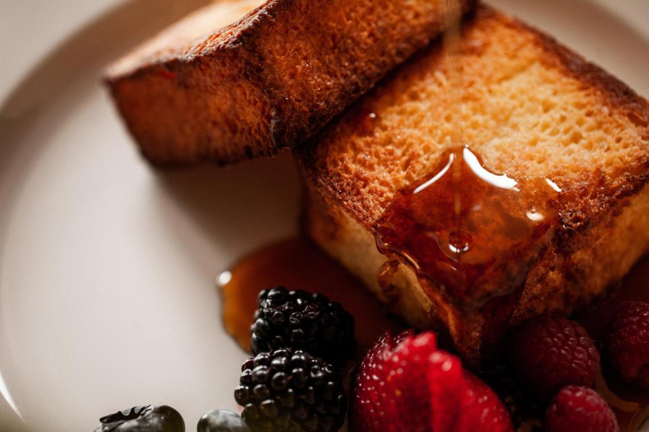 Four Seasons Hotel Riyadh Exterior photo French toast with maple syrup