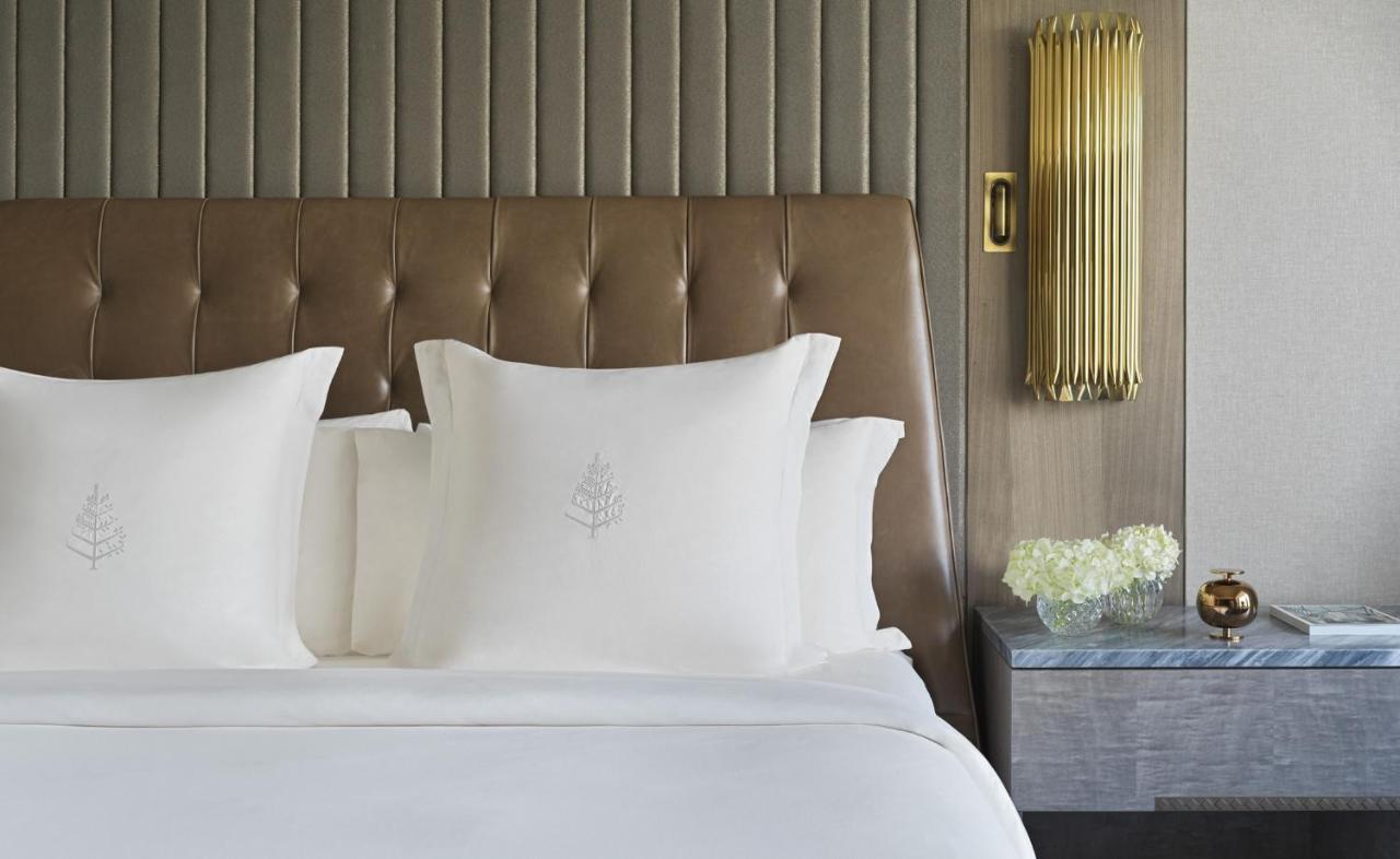 Four Seasons Hotel Riyadh Exterior photo A bed with a headboard