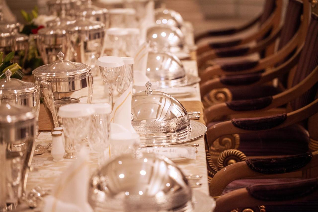 Four Seasons Hotel Riyadh Exterior photo Silver service