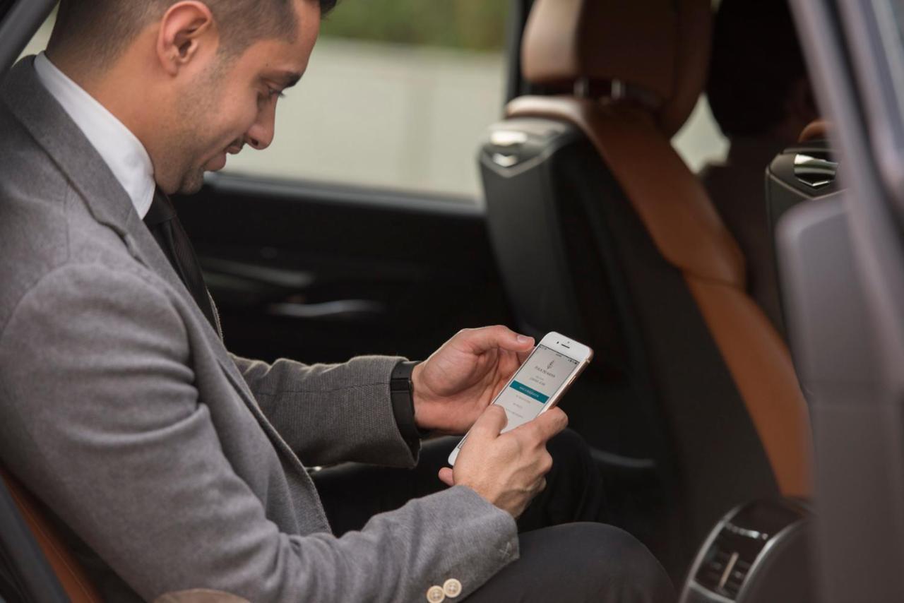 Four Seasons Hotel Riyadh Exterior photo A man using the Uber app
