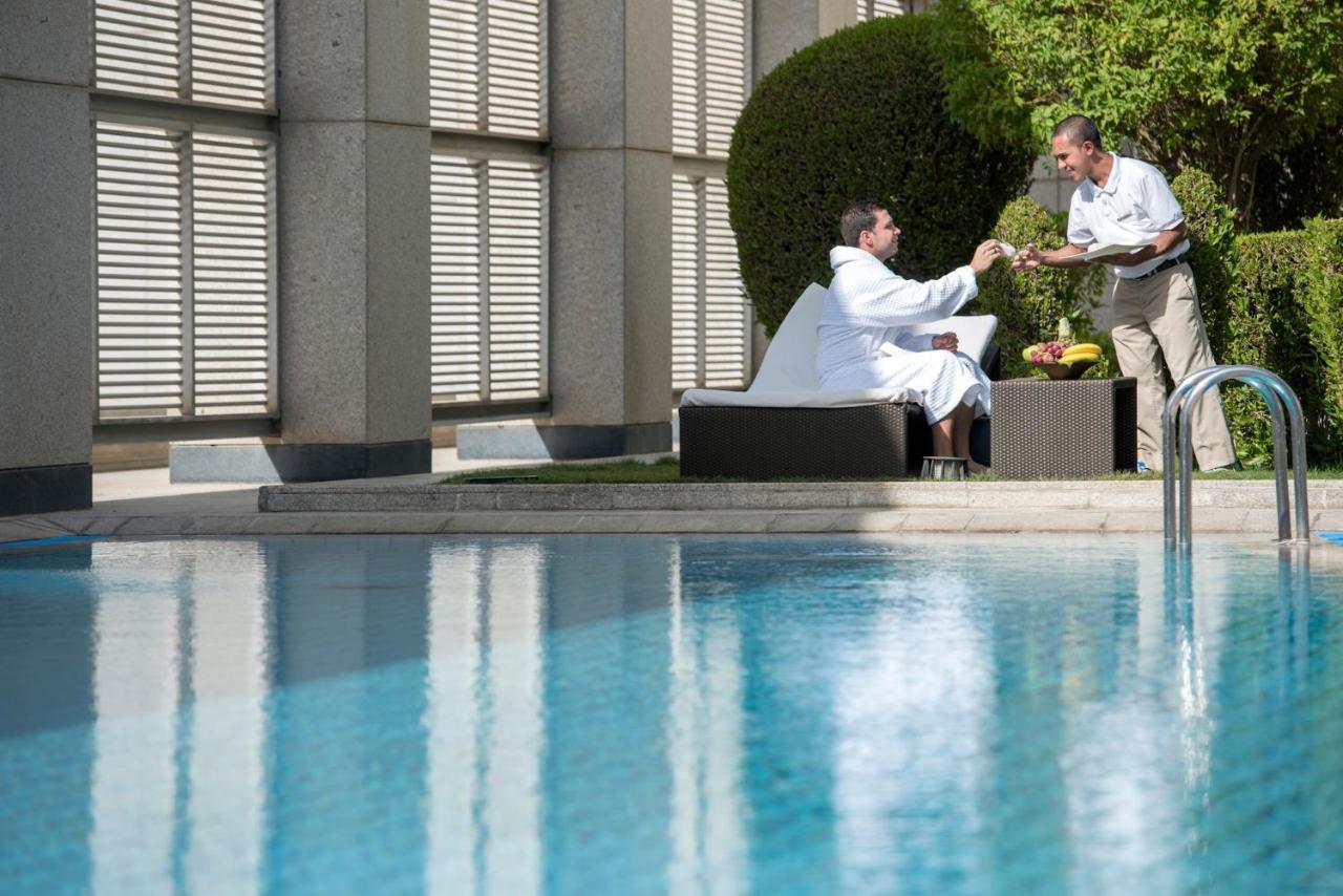 Four Seasons Hotel Riyadh Exterior photo The pool at the Four Seasons Hotel