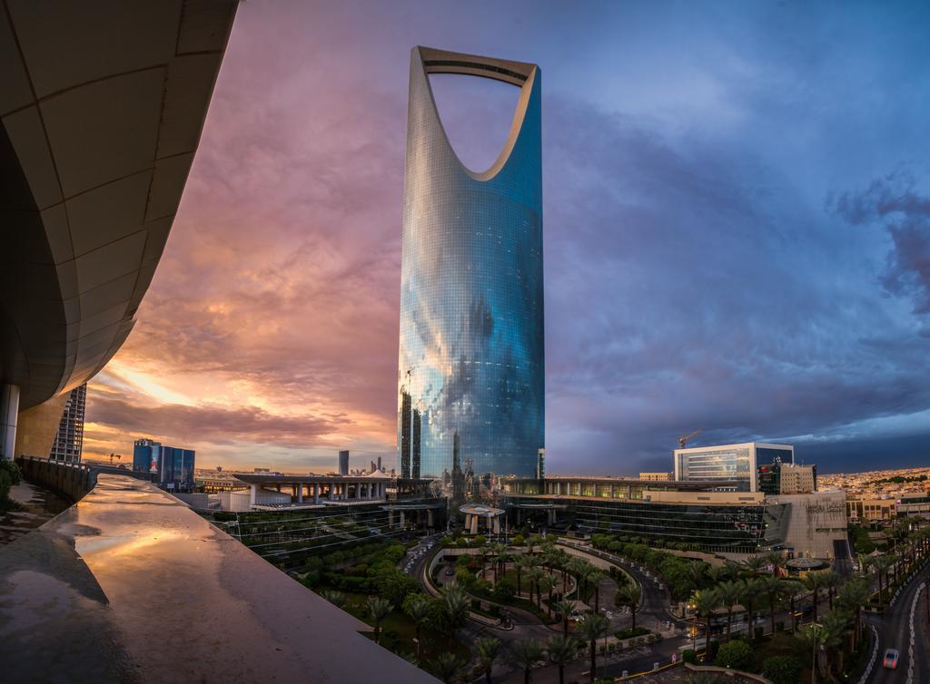 Four Seasons Hotel Riyadh Exterior photo The Kingdom Centre, the second tallest building in the Middle East