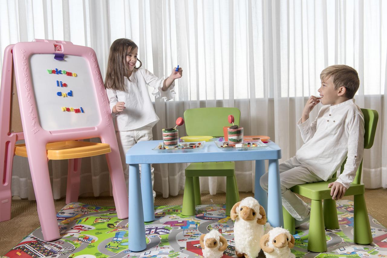 Four Seasons Hotel Riyadh Exterior photo Children playing with toys